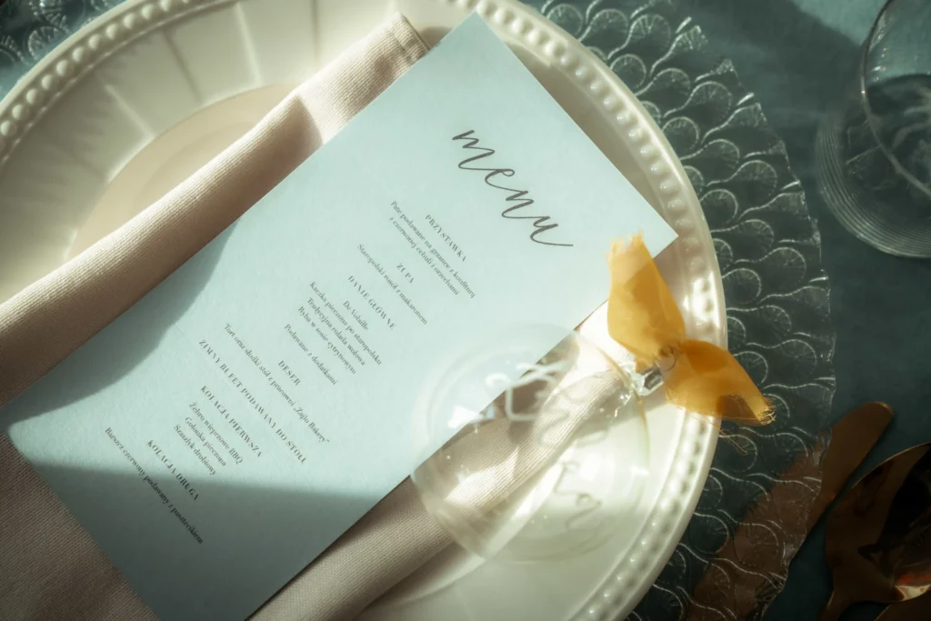 Karta menu weselnego na nakrytym stole